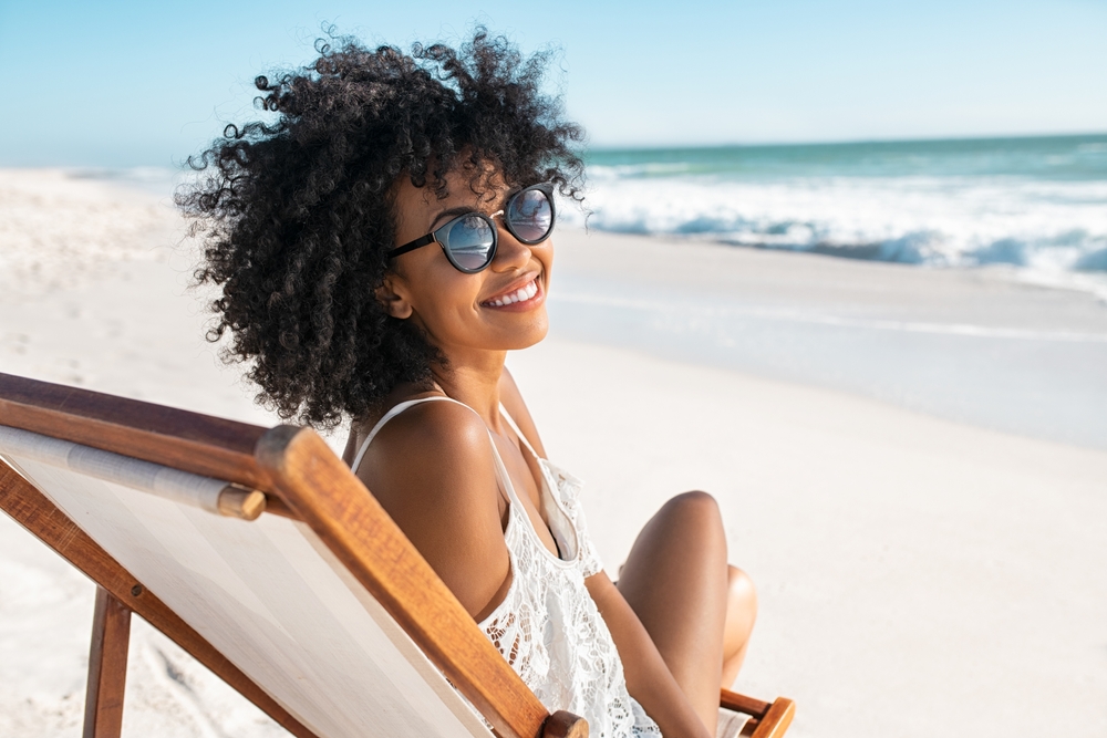 Ragazza in spiaggia che sorride